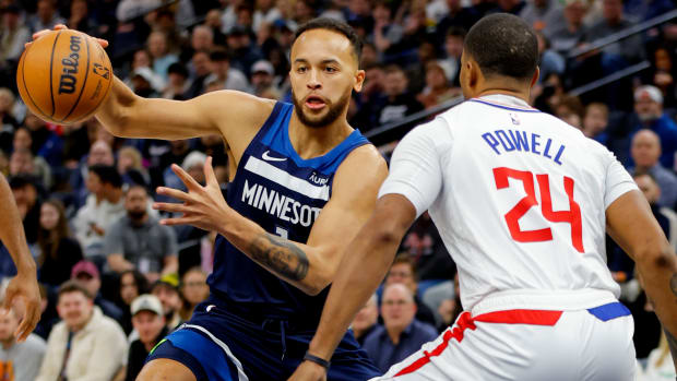 Kyle Anderson drives on Norman Powell